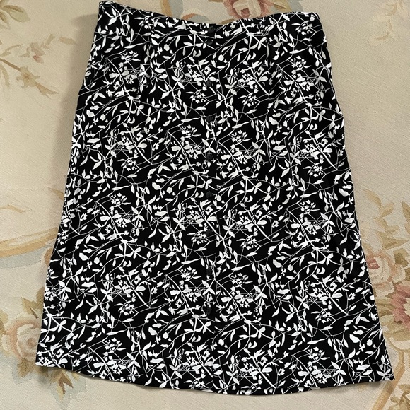 Beautiful, black and white floral skirt, button-down front 1X Sag Harbor woman - Picture 2 of 7